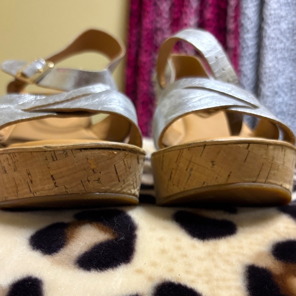 Stylish Silver Platform Sandals size 8 Kork Ease - Picture 8 of 8